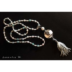 Sautoir perles irisées bleu/rose/blanc, perle shamballa blanche, pendentif béton avec cœur argenté, pompon perles blanches