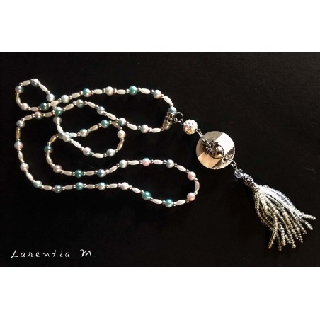 Sautoir perles irisées bleu/rose/blanc, perle shamballa blanche, pendentif béton avec cœur argenté, pompon perles blanches