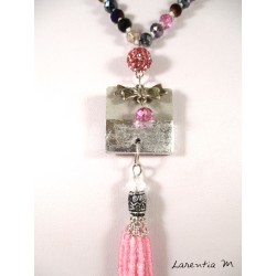 Collier perles cristal Bohème noires et vertes irisées, pendentif béton carré avec lune argentée, shamballa et pompon.