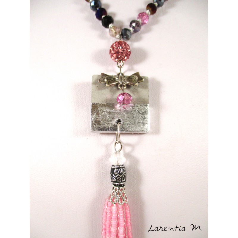 Collier perles cristal Bohème noires et vertes irisées, pendentif béton carré avec lune argentée, shamballa et pompon.