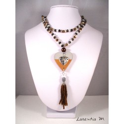 Collier perles cristal Bohême tons marrons blanc, pendentif béton cœur