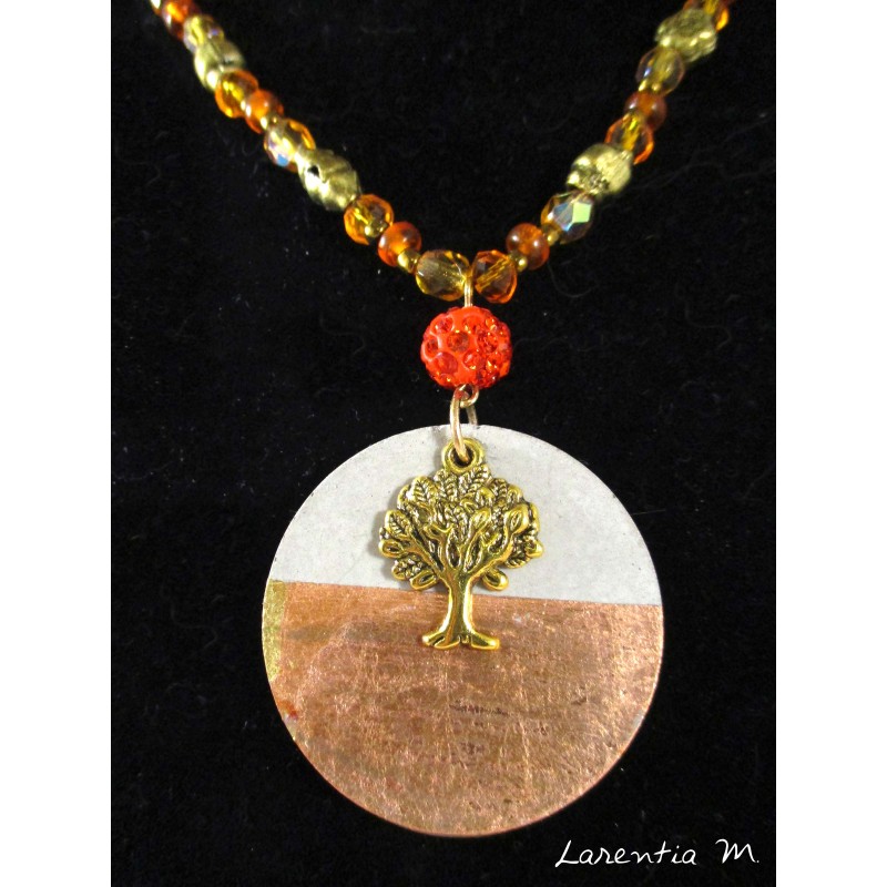 Collier perles cristal Bohême et verre orange, perles métal, pendentif béton rond avec arbre de vie doré et shamballa orange