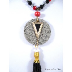 Collier perles cristal Bohême rouges et noires, pendentif granit rond, triangle doré et noir, pompon perles noires