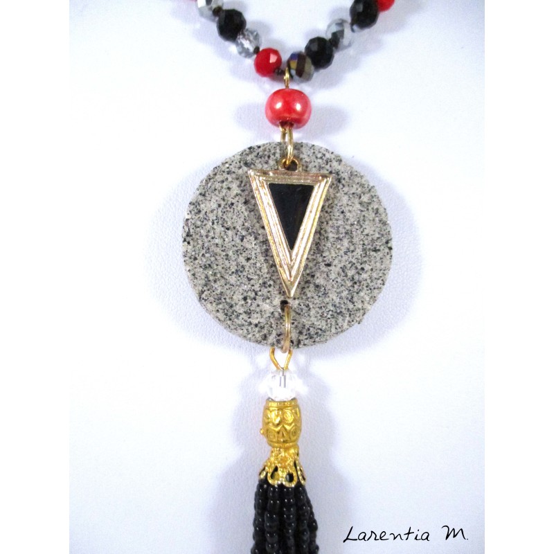 Collier perles cristal Bohême rouges et noires, pendentif granit rond, triangle doré et noir, pompon perles noires