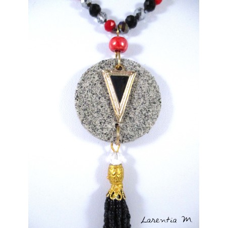 Collier perles cristal Bohême rouges et noires, pendentif granit rond, triangle doré et noir, pompon perles noires