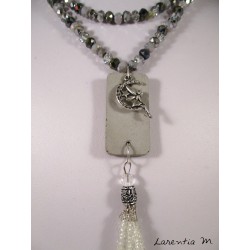 Collier perles cristal Bohême grises, pendentif béton rectangle avec fée argentée, pompon perles blanches