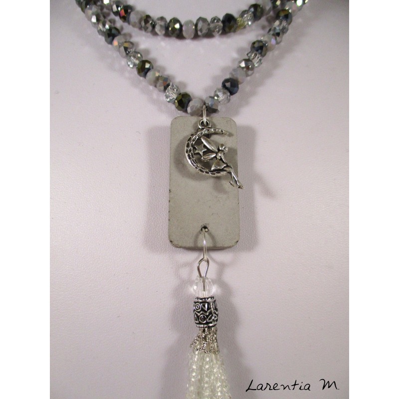 Collier perles cristal Bohême grises, pendentif béton rectangle avec fée argentée, pompon perles blanches