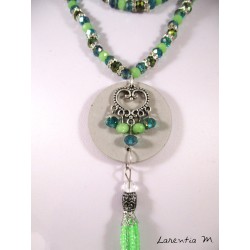 Collier perles cristal Bohême vertes, strass, pendentif béton rond avec connecteur cœur, pompon perles vertes