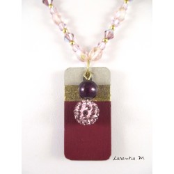 Collier perles cristal Swarovski et verre, pendentif béton rectangle peint raisin, avec perle cirée et shamballa violettes