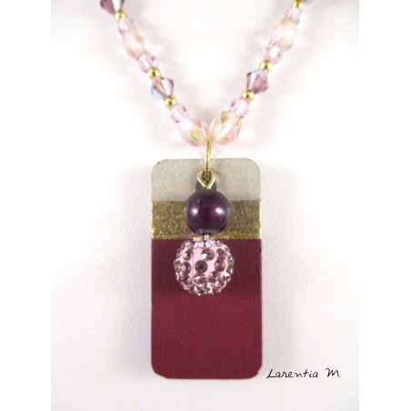 Collier perles cristal Swarovski et verre, pendentif béton rectangle peint raisin, avec perle cirée et shamballa violettes