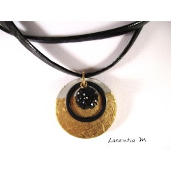 Collier ras de cou dentelle, carré béton doré, cœur doré et perle noire