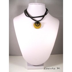 Collier ras de cou double noir, petit rond béton doré, perle shamballa