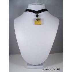 Collier ras de cou dentelle, carré béton doré, cœur doré et perle noire