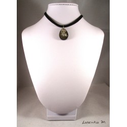 Collier goutte eau noire, dragon argenté sur ras de cou velours noir