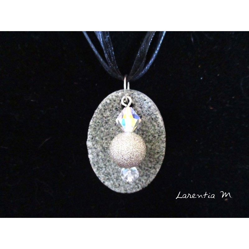 Collier granit ovale avec perle métal relief argent