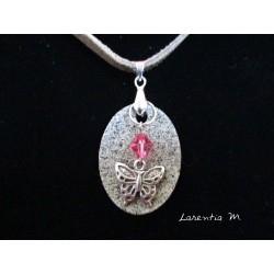 Collier granit ovale,  papillon argent sur cristal Swarovski