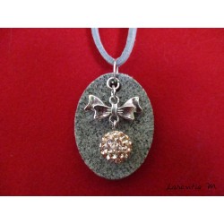 Collier granit ovale, perle shamballa pêche, nœud papillon