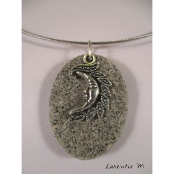Collier granit ovale, pendentif lune argentée