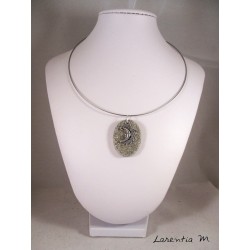 Collier granit ovale, pendentif lune argentée, ras de cou rigide gris