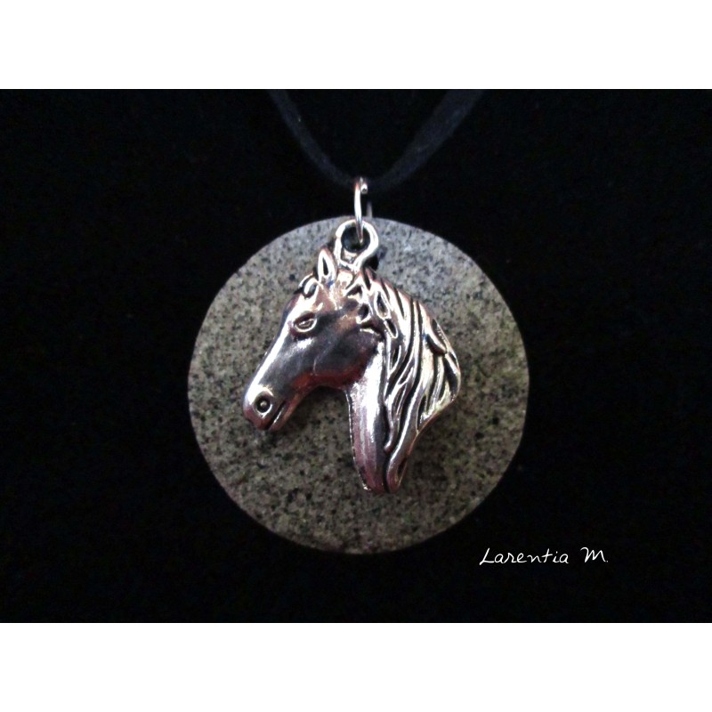 Collier, pendentif cheval argenté sur socle de granit rond