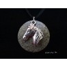 Collier, pendentif cheval argenté sur socle de granit rond