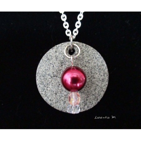 Collier, pendentif avec perles Swarosvki et cirée fushia sur socle de granit