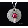 Collier, pendentif avec perles Swarosvki et cirée fushia sur socle de granit
