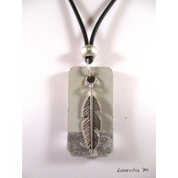 Collier rectangle béton argent, plume et perle