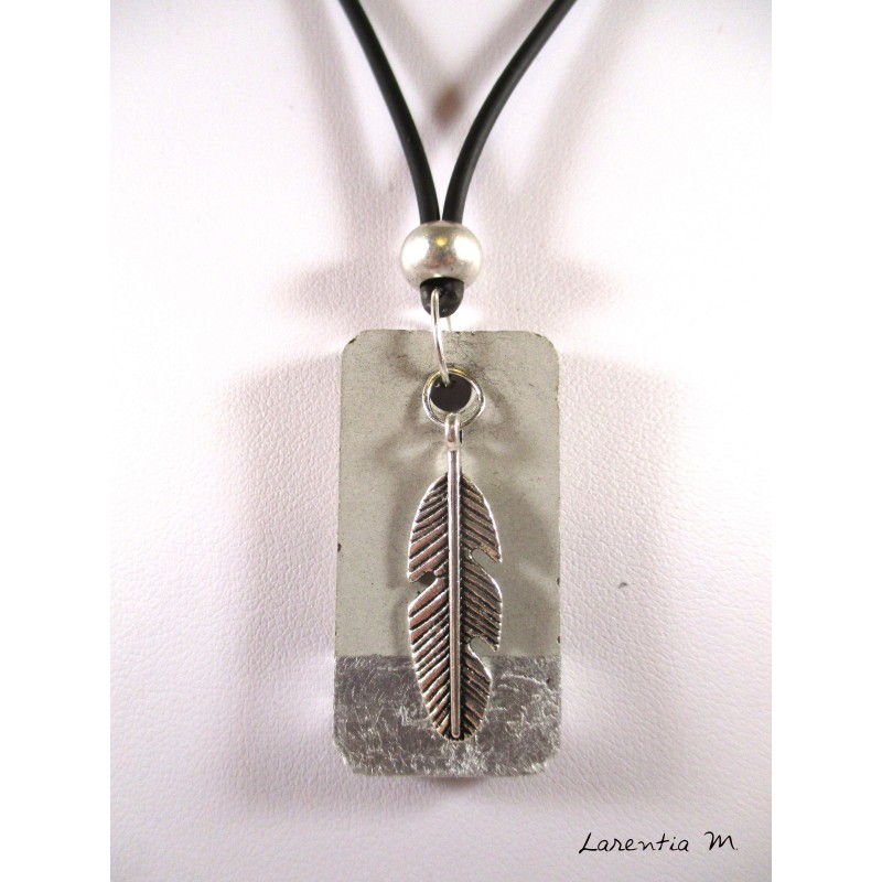 Collier rectangle béton argent, plume et perle