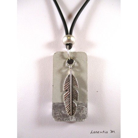 Collier rectangle béton argent, plume et perle