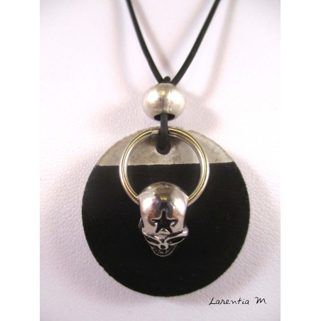 Collier pendentif argenté "Tête de mort" avec perle métal