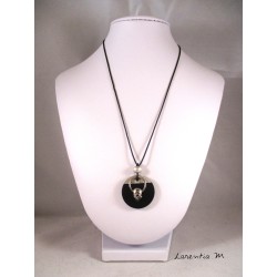 Collier rond béton peint noir, perle argent, tête de mort sur anneau inox, cordon caoutchouc