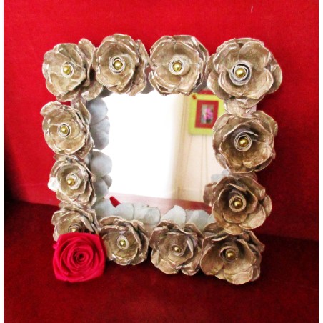 Miroir support en carton fort, décoré de roses découpées dans des boites d'oeufs et perles