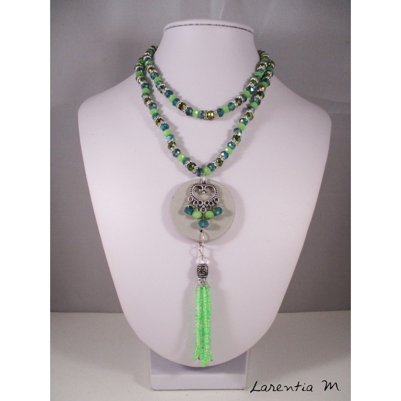 Collier perles cristal Bohême vertes, strass, pendentif béton rond avec connecteur cœur, pompon perles vertes