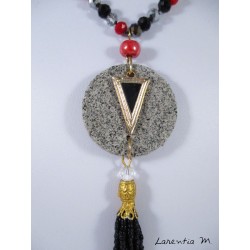 Collier perles cristal Bohême rouges et noires, pendentif granit rond, triangle doré et noir, pompon perles noires