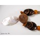 Sautoir perles bois-liège tons marron/moutarde avec pendentif nacre ovale