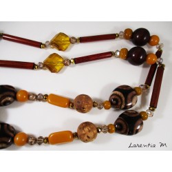 Sautoir perles bois-liège tons marron/moutarde avec pendentif nacre ovale