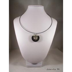Collier pendentif argenté "Chat" avec perle hématite noire sur socle de béton rond peint noir