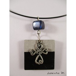 Collier ras de cou noir avec carré béton noir, croix argentée et perle noire carrée