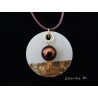 Collier, pendentif avec perles cirée/Swarosvki sur socle de béton