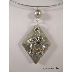 Collier pendentif zodiaque bélier sur losange argent et perle cirée grise, ras de cou argenté