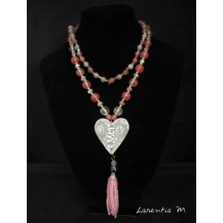 Collier perles pierres roses et blanches, cœur relief blanc, pendentif love argenté, pompon perles roses