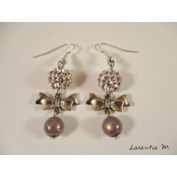 Boucles d'oreille nœuds papillons argentés, perles shamballa blanches, perles magiques blanches