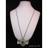 Collier, pendentif avec perles cirée grise/Swarosvki sur socle de béton