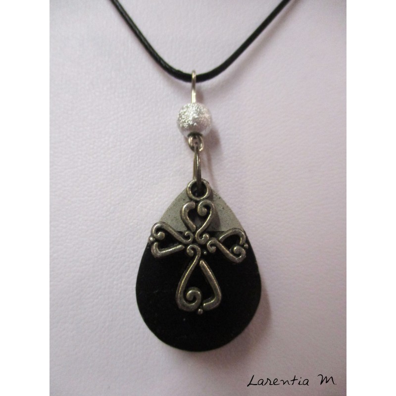 Collier ras de cou double noir avec goutte béton noir, croix argentée et perle métal argentée