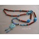 Sautoir tons bleu/orange/marron avec plume rose
