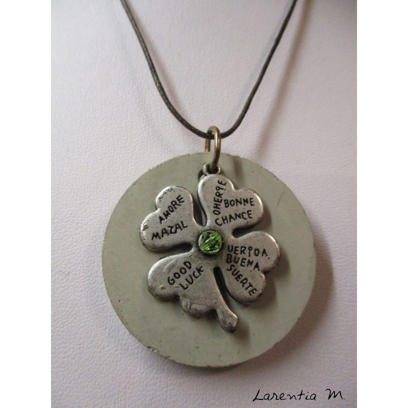 Collier, pendentif "Trèfle"avec perle cristal Swarosvki vert sur socle de béton