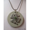 Collier, pendentif "Trèfle"avec perle cristal Swarosvki vert sur socle de béton