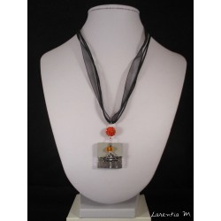 Collier béton carré argent, libellule argentée, perles shamballa et cristal orange, sur ruban et cordons noirs