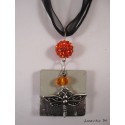 Collier béton carré argent, libellule argentée, perles shamballa et cristal orange, sur ruban et cordons noirs